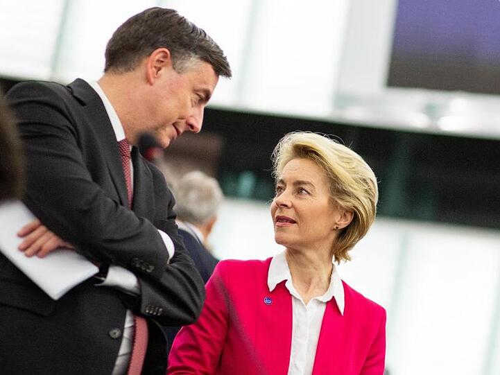 EU-Kommissionspräsidentin Ursula von der Leyen spricht im Plenarsaal des Europäischen Parlaments in Straßburg mit EVP-Fraktionsmitglied David McAllister.