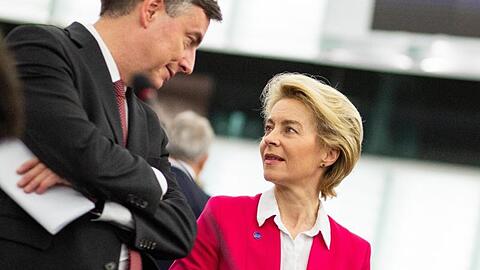 EU-Kommissionspräsidentin Ursula von der Leyen spricht im Plenarsaal des Europäischen Parlaments in Straßburg mit EVP-Fraktionsmitglied David McAllister.