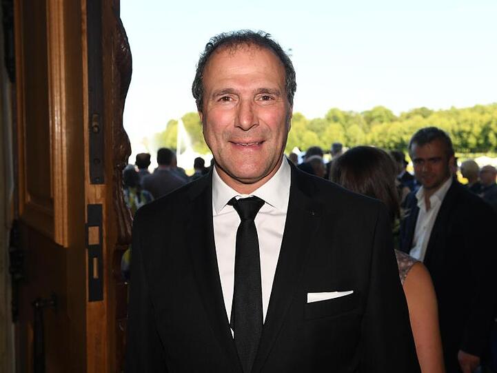 Alexander Hold, Politiker und Jurist, lächelt in die Kamera. Foto: Felix Hörhager/dpa