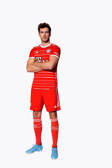 Die neue Arbeitskleidung des FC Bayern für die kommende Saison: Rotes Trikot mit weißen Streifen, dazu rote Hosen und Stutzen.