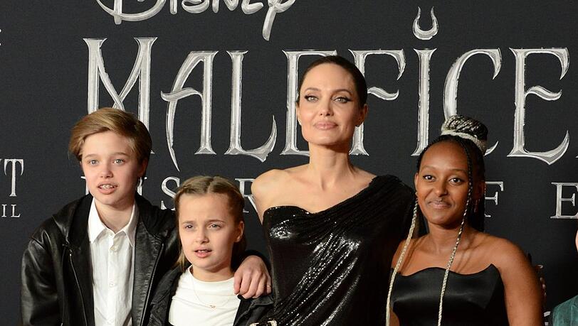 Angelina Jolie im Kreis ihrer Töchter Shiloh, Vivienne und Zahara (von links nach rechts).