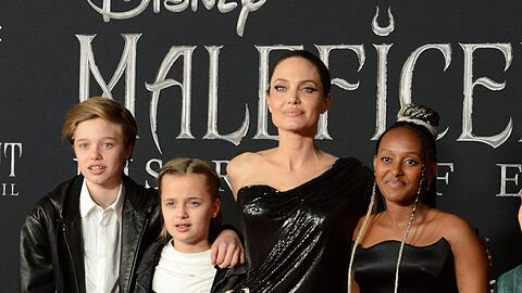 Angelina Jolie im Kreis ihrer Töchter Shiloh, Vivienne und Zahara (von links nach rechts).