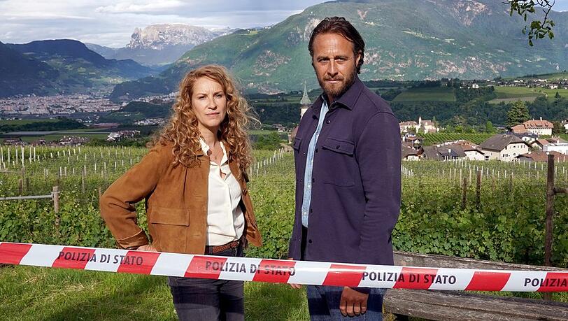 "Der Bozen-Krimi: Rebenblut": "Capo" Sonja Schwarz (Chiara Schoras, l.) und ihr Kollege Jonas Kerschbaumer (Gabriel Raab) ermitteln zwischen den Reben.