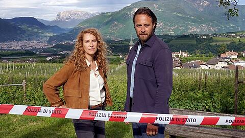 "Der Bozen-Krimi: Rebenblut": "Capo" Sonja Schwarz (Chiara Schoras, l.) und ihr Kollege Jonas Kerschbaumer (Gabriel Raab) ermitteln zwischen den Reben.