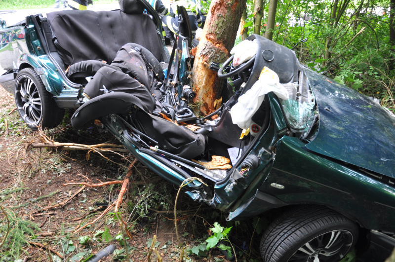 Der Wagen zerschellte an einem Baum - der Fahrer starb an der Unfallstelle.