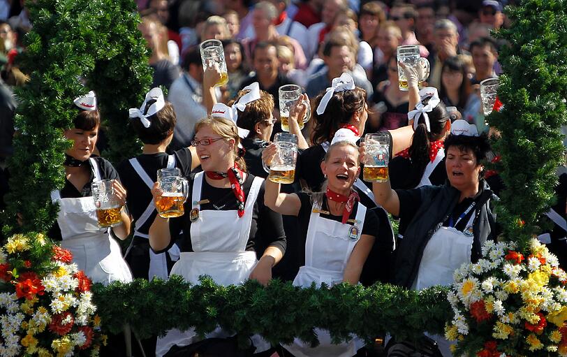 Eine weitere schöne Tradition ist der alljährliche Einzug der Wiesn-Wirte auf der Theresienwiese. Anschließend wird angezapft!