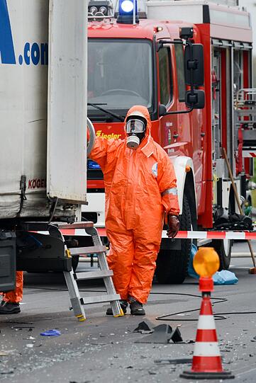 Der Gefahrgut-Transport hatte nach ersten Erkenntnissen Essigsäure und Wasserstoffperoxid an Bord.