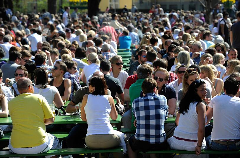 Die Biergärten in München erwarten bei den warmen Temperaturen einen Besucher-Ansturm