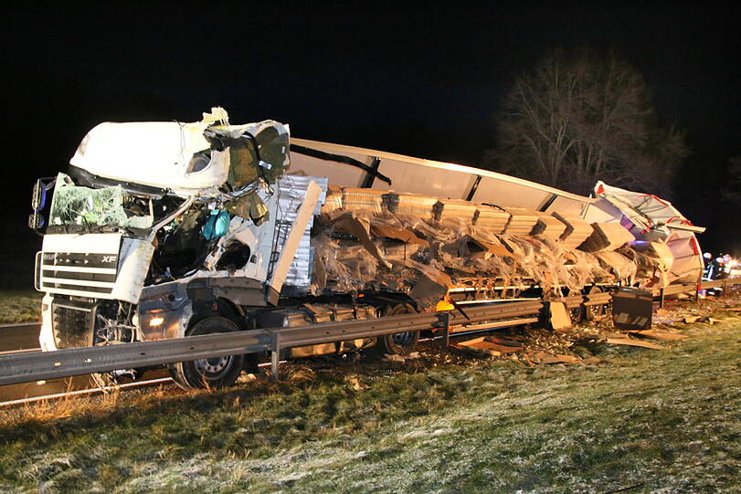 Auf der B12 im Landkreis Mühldrof hat sich am Montagmorgen ein schwerer Lkw-Unfall ereignet.