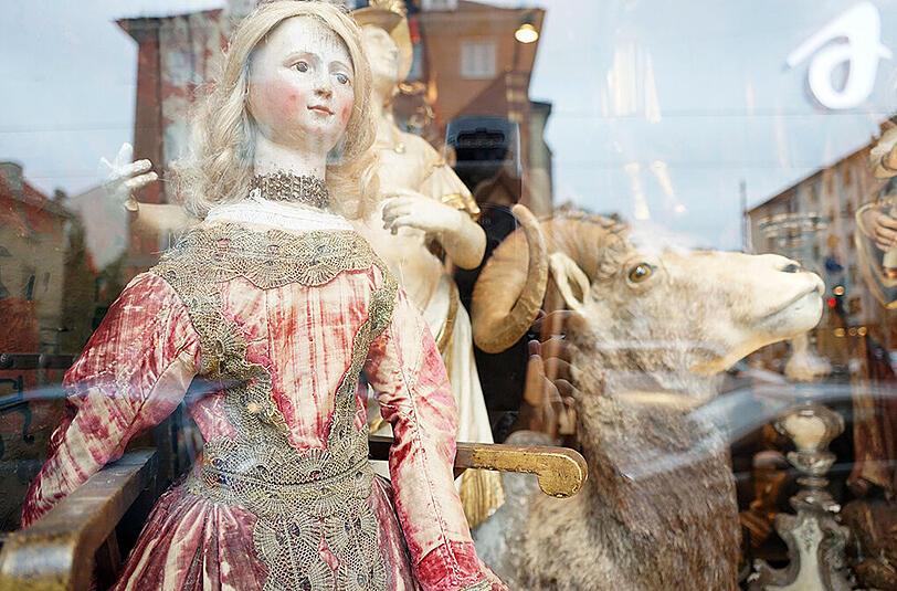 Originelles Schaufenster: Ein Widder wacht neben einer Vortragefigur.