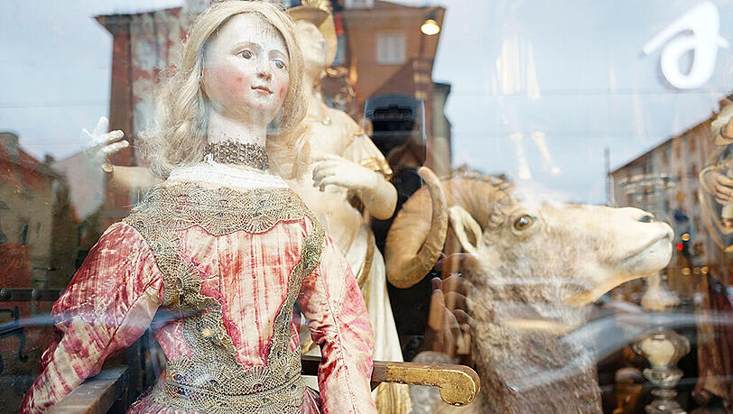 Originelles Schaufenster: Ein Widder wacht neben einer Vortragefigur. Originelles Schaufenster: Ein Widder wacht neben einer Vortragefigur.