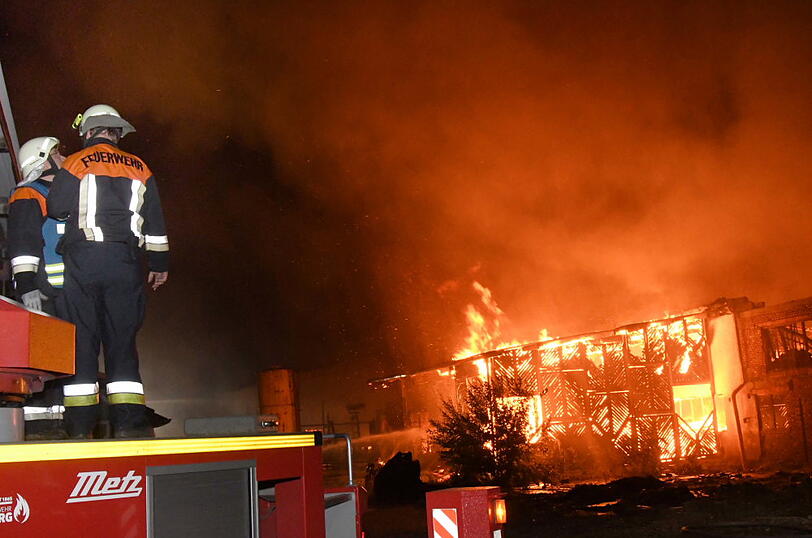 Mehrere Lagerhallen brannten beinahe vollkommen ab - die Feuerwehr war die ganze Nacht im Einsatz. Die Bilder.