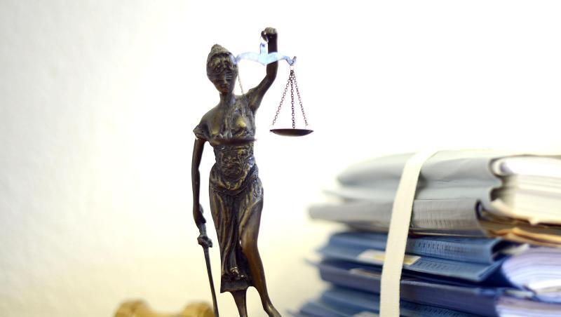 Justitia mit Holzhammer und Aktenstapel. Foto: Volker Hartmann/Archivbild Justitia mit Holzhammer und Aktenstapel. Foto: Volker Hartmann/Archivbild