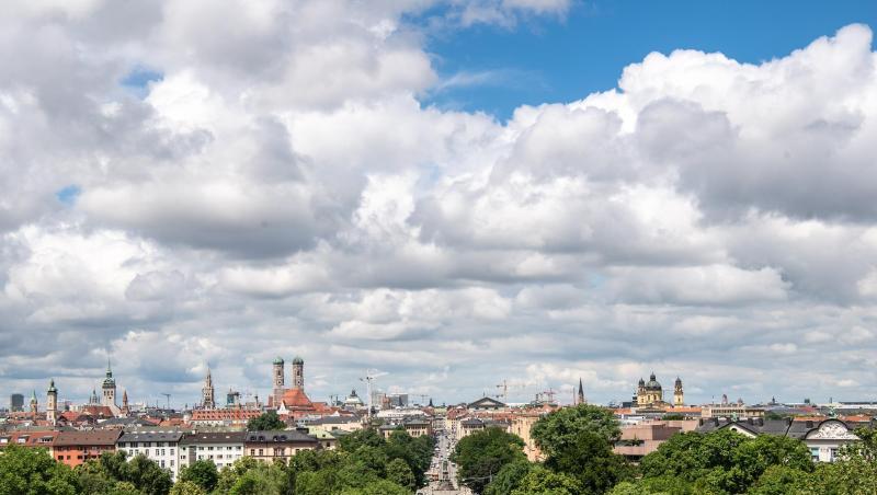 Wolken und ein kleines Stück blauer Himmel über München. Wie wird das Wetter in den nächsten Tagen? Wolken und ein kleines Stück blauer Himmel über München. Wie wird das Wetter in den nächsten Tagen?