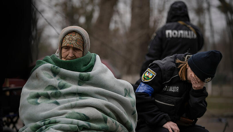 Kiew: Eine ukrainische Polizistin wird von ihren Gefühlen überwältigt, nachdem sie Menschen getröstet hat, die aus der Kiewer Vorstadt Irpin evakuiert wurden. Kiew: Eine ukrainische Polizistin wird von ihren Gefühlen überwältigt, nachdem sie Menschen getröstet hat, die aus der Kiewer Vorstadt Irpin evakuiert wurden.