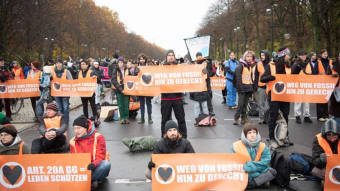 Bilder wie diese wird es bald nicht mehr geben: Die Letzte Generation hat angekündigt, künftig auf Straßenblockaden zu verzichten.