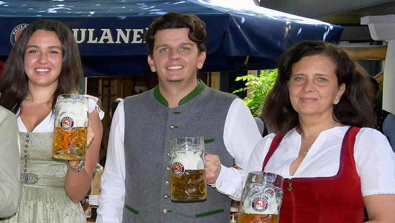 Paulaner-Wirtin Arabella Schörghuber (re.) sagte im Frühjahr der SZ: "Es fällt mir einerseits nicht leicht, gerade auf der Wiesn aufzuhören. Andererseits habe ich immer angekündigt, mich mit 60 anderen schönen Dingen zu widmen." Ihre Entscheidung, das Zelt abzugeben, traf sie auch, weil ihre Kinder Ramona (li.) und Alexander andere berufliche Ziele haben.