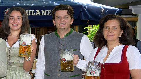 Paulaner-Wirtin Arabella Schörghuber (re.) sagte im Frühjahr der SZ: "Es fällt mir einerseits nicht leicht, gerade auf der Wiesn aufzuhören. Andererseits habe ich immer angekündigt, mich mit 60 anderen schönen Dingen zu widmen." Ihre Entscheidung, das Zelt abzugeben, traf sie auch, weil ihre Kinder Ramona (li.) und Alexander andere berufliche Ziele haben.