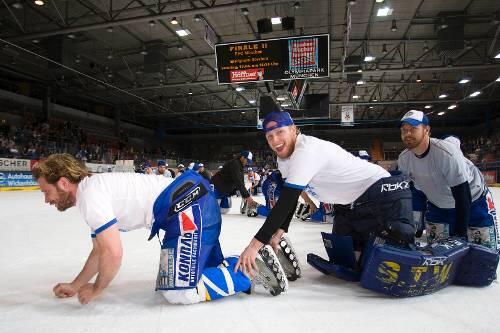 Finale, oho! Der EHC München mit Markus Jocher und Joey Vollmer feiert den Sieg über Ravensburg und damit den Einzug in die Finalrunde gegen Bietigheim.