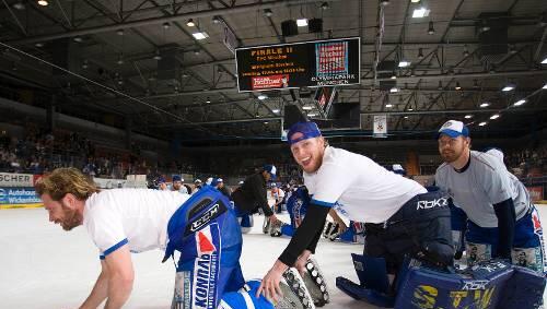 Finale, oho! Der EHC München mit Markus Jocher und Joey Vollmer feiert den Sieg über Ravensburg und damit den Einzug in die Finalrunde gegen Bietigheim. Finale, oho! Der EHC München mit Markus Jocher und Joey Vollmer feiert den Sieg über Ravensburg und damit den Einzug in die Finalrunde gegen Bietigheim.