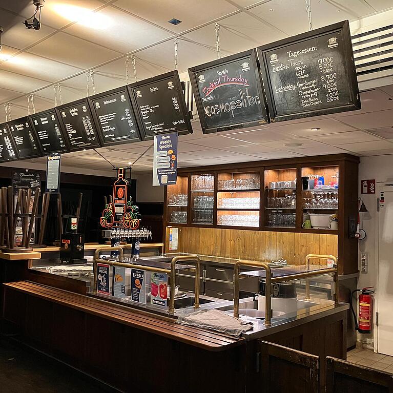 1974 wurde die Bierstube im Olympischen Dorf er&ouml;ffnet und wird seitdem von Studenten betrieben. Doch nun steht sie vor gro&szlig;en Herausforderungen.