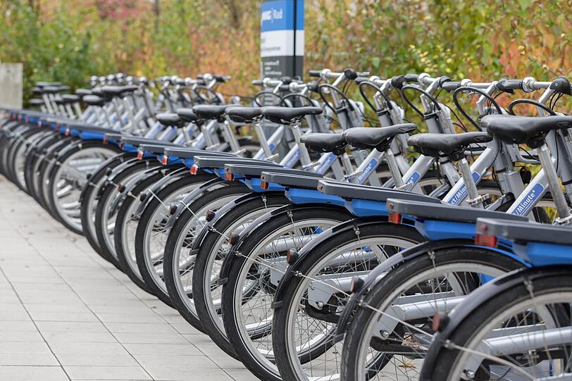 In Stoßzeiten sind die städtischen Verkehrsnetze schon jetzt zu 100 Prozent ausgelastet. Unfälle, lange Staus, entnervte Pendler, schlechte Luftqualität: Es ist die Kehrseite des urbanen Booms, die jeden Morgen und Abend zum Vorschein kommt. Warum also an schönen Tagen nicht mit dem Fahrrad zur Arbeit fahren? Oder alternativ: Morgens mit den öffentlichen Verkehrsmitteln, um nicht verschwitzt im Meeting zu sitzen, und abends geht's mit dem Bike-Sharing heim. In Stoßzeiten sind die städtischen Verkehrsnetze schon jetzt zu 100 Prozent ausgelastet. Unfälle, lange Staus, entnervte Pendler, schlechte Luftqualität: Es ist die Kehrseite des urbanen Booms, die jeden Morgen und Abend zum Vorschein kommt. Warum also an schönen Tagen nicht mit dem Fahrrad zur Arbeit fahren? Oder alternativ: Morgens mit den öffentlichen Verkehrsmitteln, um nicht verschwitzt im Meeting zu sitzen, und abends geht's mit dem Bike-Sharing heim.
