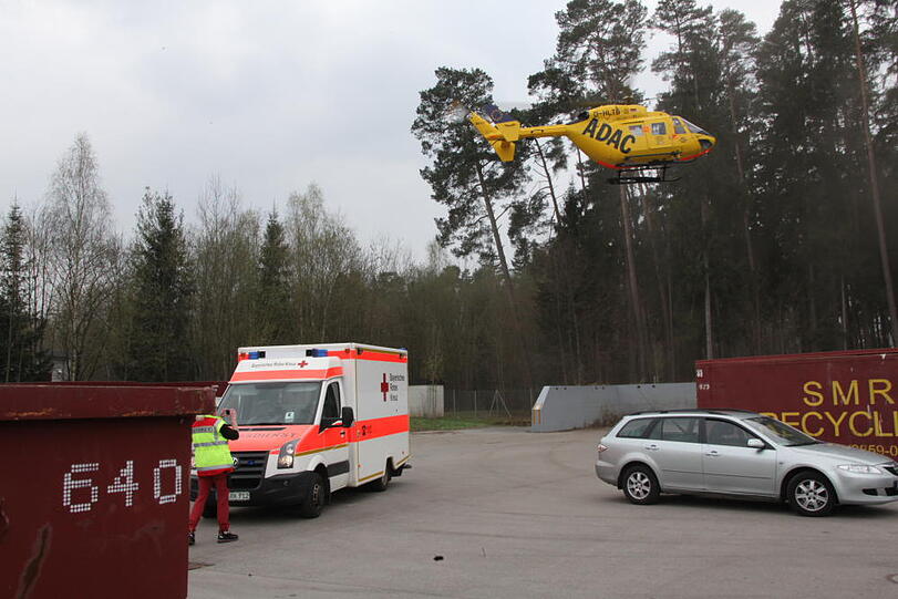 Schwerer Unfall am Werstoffhof: Als eine Mitarbeiterin das Tor von innen öffnen will, fährt ein Autofahrer von außen dagegen. Er hat das Gaspedal seines Automatik-Autos mit der Bremse verwechselt. Die 45-Jährige wird schwer verletzt.