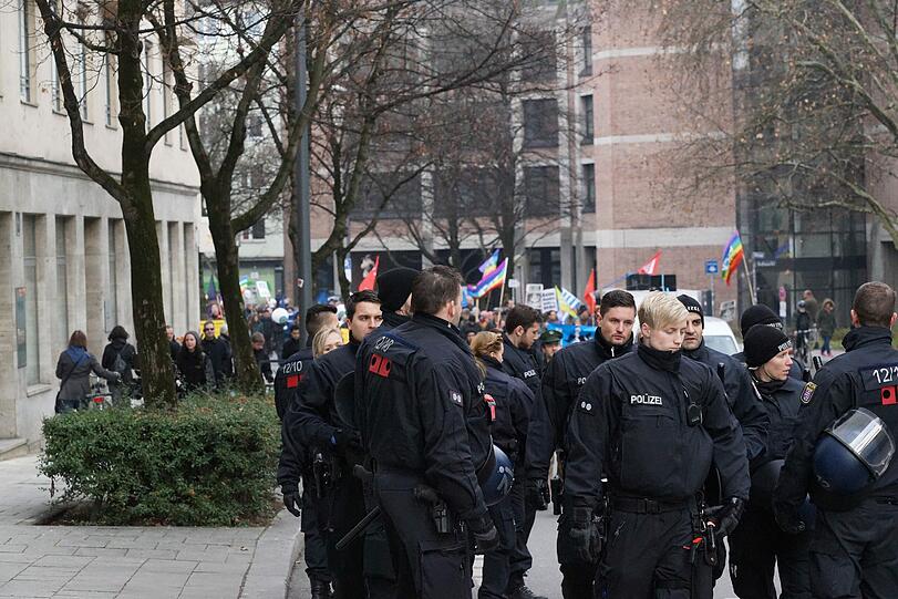 Rund 2500 Demonstranten protestieren gegen die Münchner Sicherheitskonferenz.