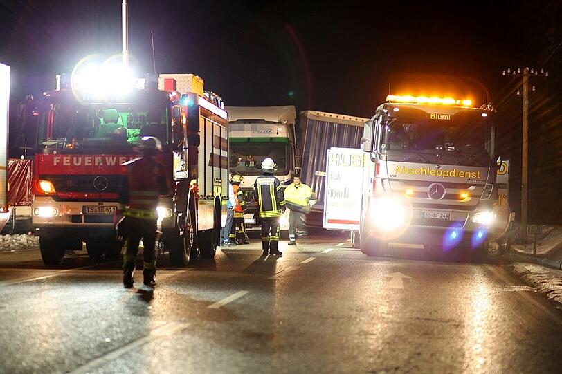 Auf der B 304 verlor ein LKW auf Höhe der Abzweigung ST 2104 nach Waging seinen Auflieger.