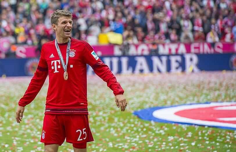 THOMAS MÜLLER  - NOTE 1.
Der Partykönig der Bayern. Zeigte erneut beeindruckende Tanzschritte. Ein Brasilianer ist an diesem Müller verloren gegangen. Schnappte sich das Mikro und heizte die Humba-Tättära an. Klappte allerdings nicht ganz, auf den Zaun zu klettern. Hechtete für Lahms Sohnemann nach Luftballons. Auch schon vier Mal Meister nun.