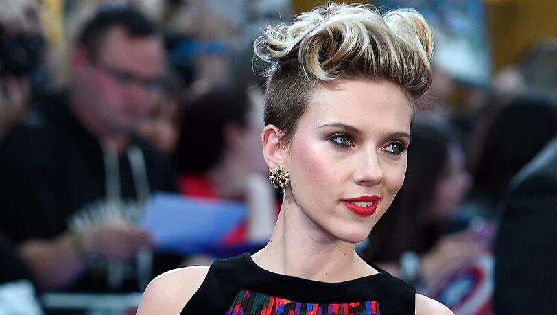 Scarlett Johansson liebt roten Lippenstift. Scarlett Johansson liebt roten Lippenstift.