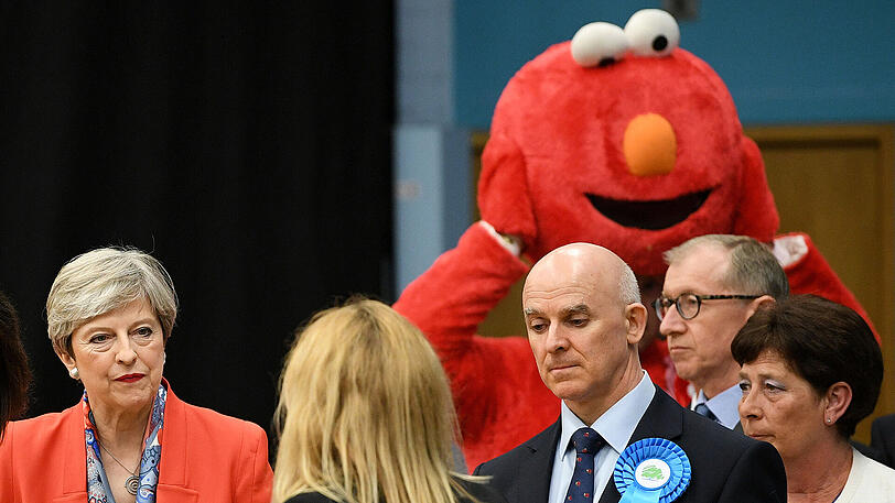 Die britische Ministerpräsidentin und Vorsitzende der Konservativen, Theresa May (l), nimmt an der Bekanntgabe des Ergebnisses in ihrem Wahlkreis Maidenhead teil.
