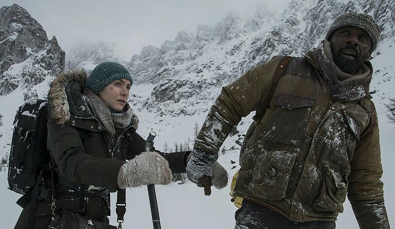 Aus dem Händchenhalten zwischen Alex (Kate Winslet) und Ben (Idris Elba) wird allmählich mehr als Hilfestellung.
