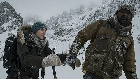 Aus dem Händchenhalten zwischen Alex (Kate Winslet) und Ben (Idris Elba) wird allmählich mehr als Hilfestellung.
