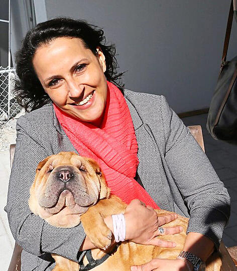 Tierheim-Leiterin Dalia Zohni mit einem geretteten Shar-Pei-Welpen.