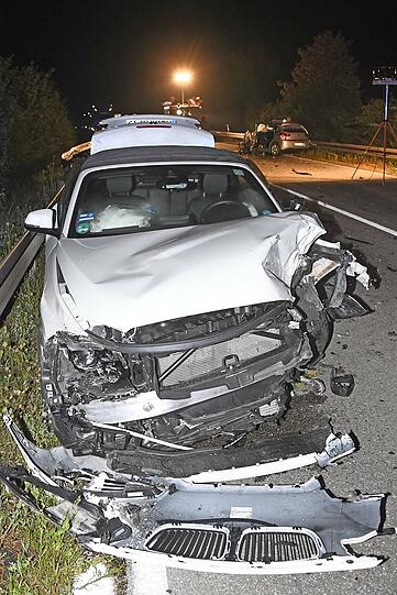 Trümmerfeld auf der Staatsstraße 2580: Der Bergungseinsatz dauerte zwei Stunden.