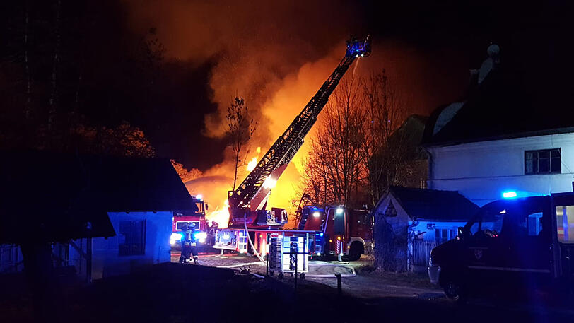 Die Bilder vom Feuerwehreinsatz in Vilsbiburg, bei dem ein Sägewerk komplett abgebrannt ist.