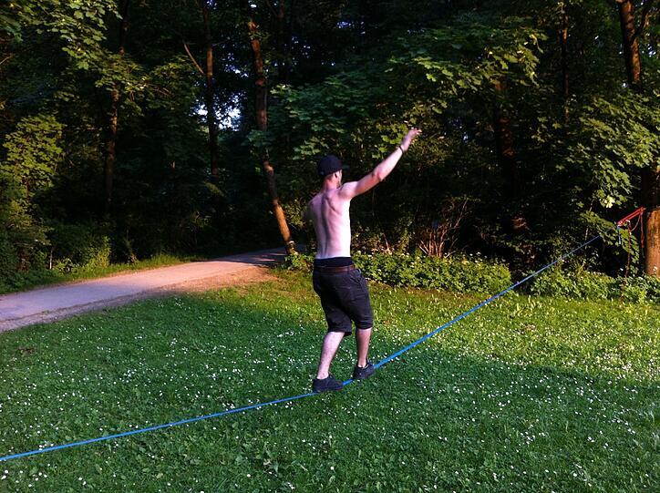 Los geht's. Alex (19) bei seinen Gehversuchen auf dem Seil...