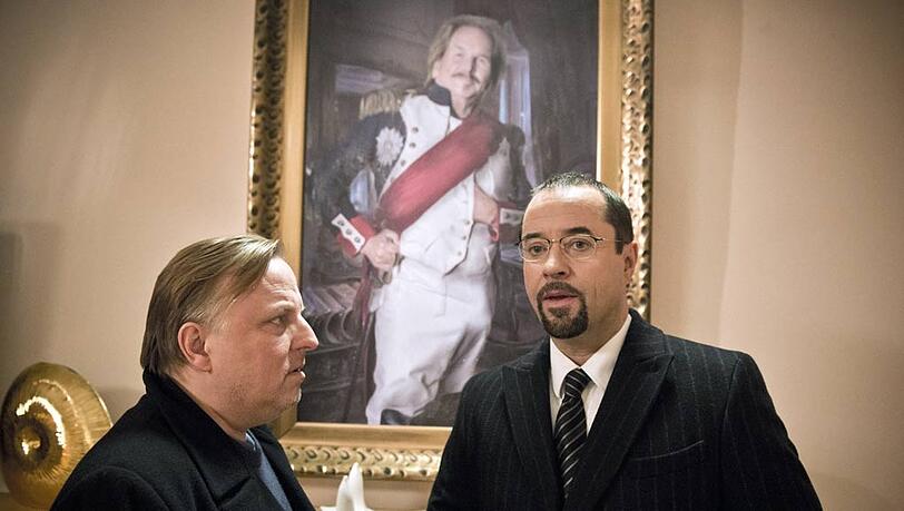 Kommissar Thiel (Axel Prahl, links) und Professor Börne (Jan Josef Liefers) müssen einen Superhelden stoppen, der unter anderem einen Zuhälter gelyncht hat. Kommissar Thiel (Axel Prahl, links) und Professor Börne (Jan Josef Liefers) müssen einen Superhelden stoppen, der unter anderem einen Zuhälter gelyncht hat.