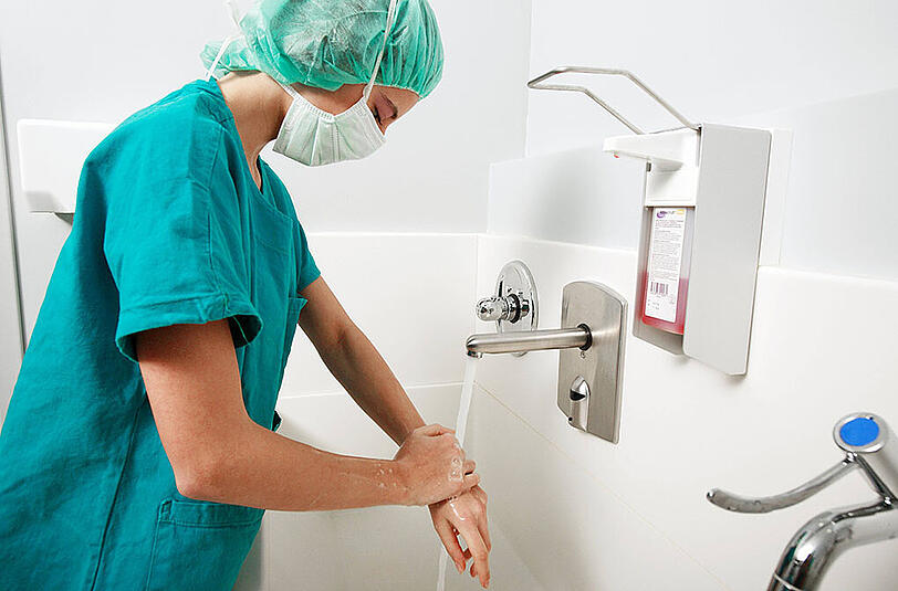 Viele Kliniken haben in den vergangenen Jahren ihre Hand-Hygiene verbessert. Trotzdem gibt es in Deutschland noch 15.000 Todesfälle durch Krankenhausinfektionen pro Jahr.