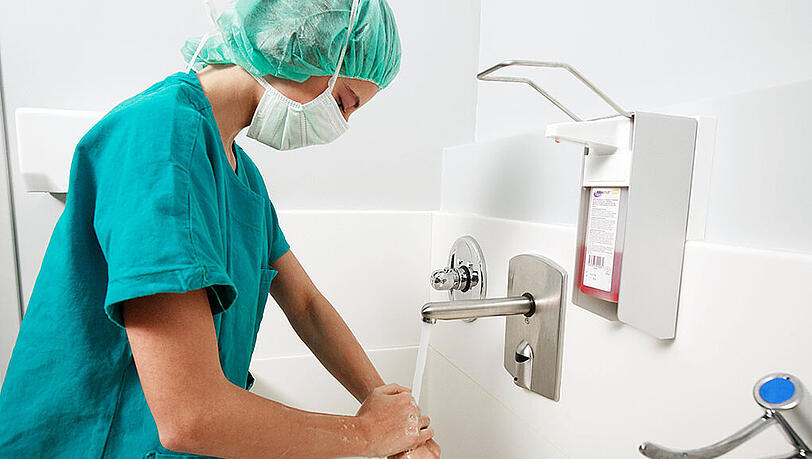 Viele Kliniken haben in den vergangenen Jahren ihre Hand-Hygiene verbessert. Trotzdem gibt es in Deutschland noch 15.000 Todesfälle durch Krankenhausinfektionen pro Jahr. Viele Kliniken haben in den vergangenen Jahren ihre Hand-Hygiene verbessert. Trotzdem gibt es in Deutschland noch 15.000 Todesfälle durch Krankenhausinfektionen pro Jahr.
