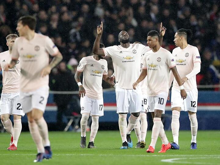 Manchesters Doppeltorschütze Romelu Lukaku (3.v.r.) freut sich über sein Tor für seine Mannschaft.