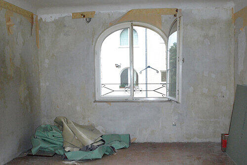 Hier, an der Stelle an der Griseldis L. ihre Tochter erstach, soll das Ehebett stehen.