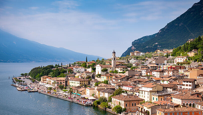 Limone liegt pittoresk am Gardasee – einem gerade bei Deutschen beliebtem Reiseziel. Gerade für einen Kurzurlaub während Pfingsten. Limone liegt pittoresk am Gardasee – einem gerade bei Deutschen beliebtem Reiseziel. Gerade für einen Kurzurlaub während Pfingsten.