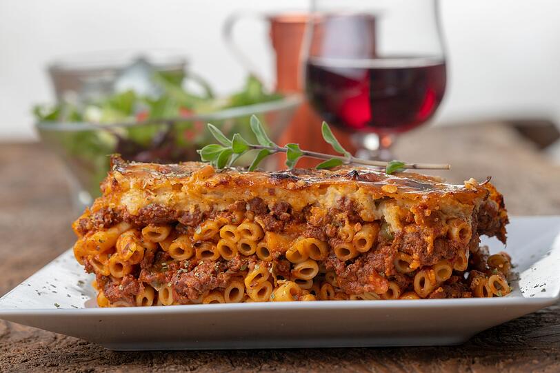 Etwas einfacher als Moussaka ist der typische Auflauf Pastizio. Das Gericht stammt ursprünglich von den Ionischen Inseln und wird mit Makkaroni hergestellt. Für den Nudelauflauf werden die gekochten Nudeln abwechselnd mit Hackfleischsoße in einer Auflaufform geschichtet. Als Abschluss kommt Béchamelsoße und Käse auf den Auflauf. Backzeit im Ofen: 45-50 Minuten bei 200 Grad / Umluft. Etwas einfacher als Moussaka ist der typische Auflauf Pastizio. Das Gericht stammt ursprünglich von den Ionischen Inseln und wird mit Makkaroni hergestellt. Für den Nudelauflauf werden die gekochten Nudeln abwechselnd mit Hackfleischsoße in einer Auflaufform geschichtet. Als Abschluss kommt Béchamelsoße und Käse auf den Auflauf. Backzeit im Ofen: 45-50 Minuten bei 200 Grad / Umluft.