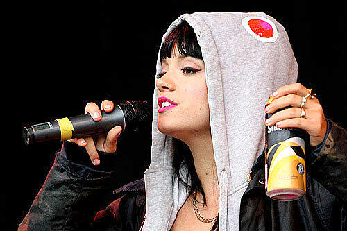 Lily Allen: Sängerin. Hat das Champions-League-Finale Barcelona gegen Manchester United gesehen - und die Tränen eines Superstars. "cue tears from Ronaldo" (Süße Tränen von Ronaldo). http://twitter.com/lilyroseallen