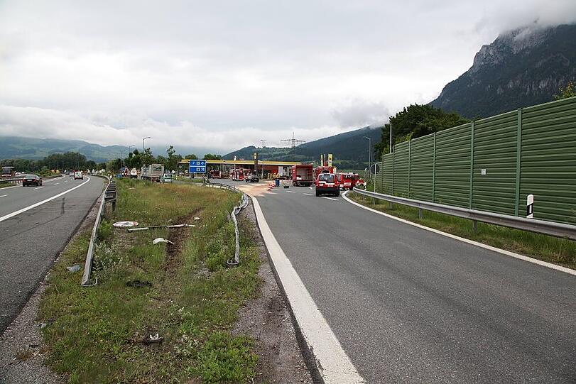 Schwerer Unfall an der Rastanlage Inntal: Ein Lkw raste in eine Zapfanlage.