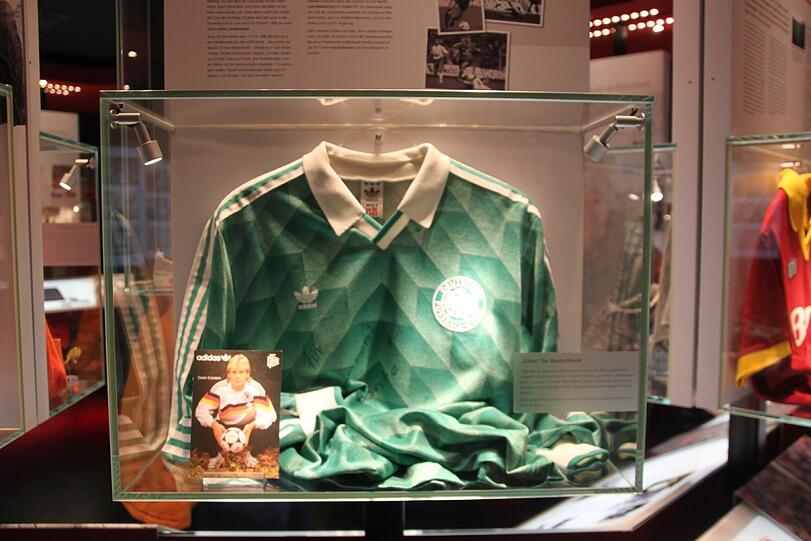 Das DFB-Trikot von Club-Stürmer Dieter Eckstein, der sieben Mal das Nationalhemd trug.
