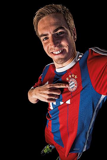 Rot-Blaue Streifen, "Mia san Mia" im Nacken: Das neue Heimtrikot des FC Bayern. Die Bilder...