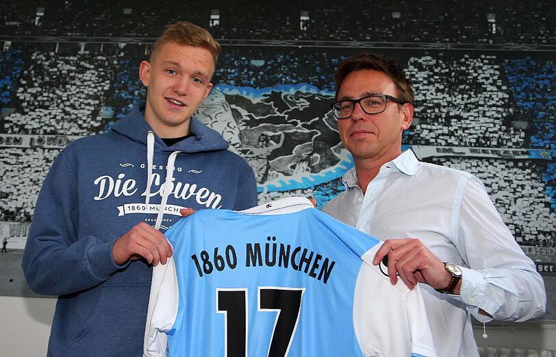 Hier wird Jannik Bandowski am Trainingsgelände des TSV 1860 vorgestellt.